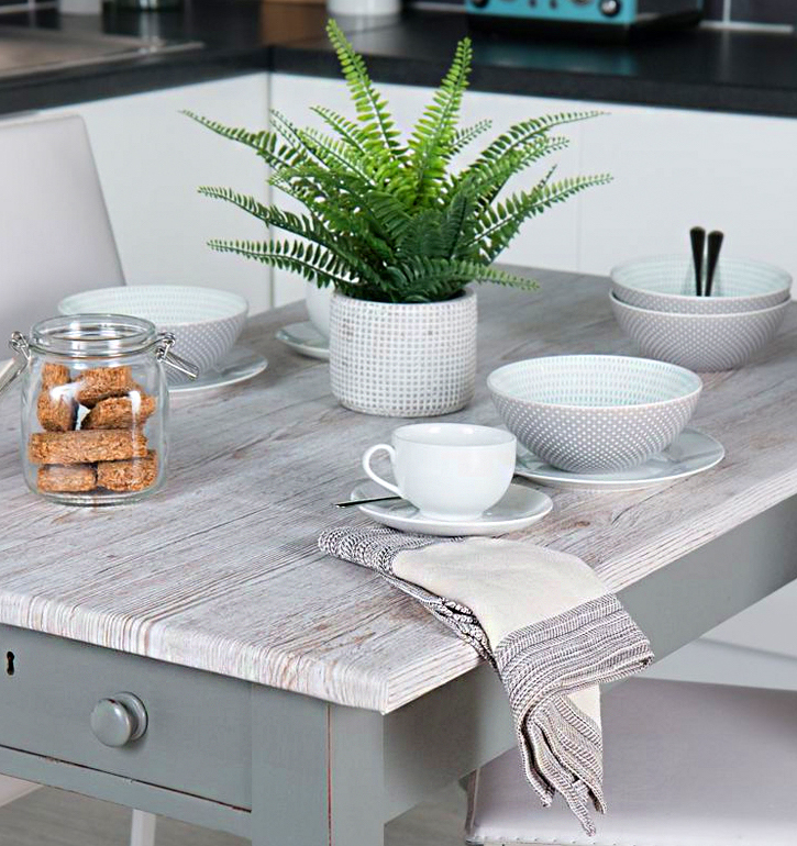 Decorazione di interni, tavolo rivestito con pellicola effetto legno
